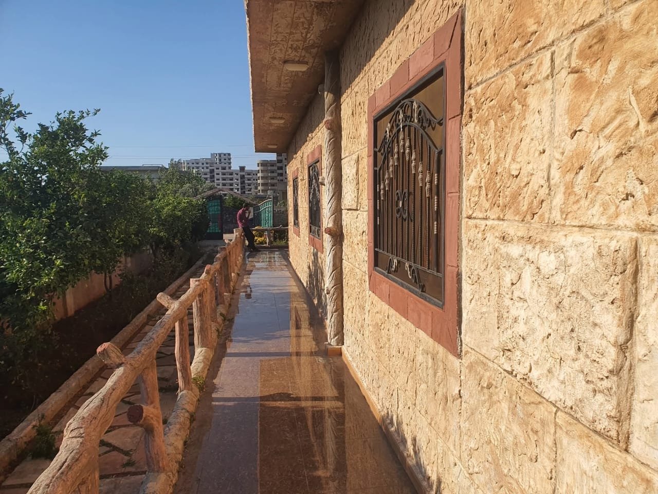 ملاذ الفخامة والطبيعة.. مزرعة استثنائية بمساحة 200 دونم في الوعر – حمص